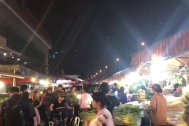 Tắc đường, chợ hoa Quảng Bá "vỡ trận" đêm trước ngày 8/3