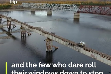 “Tim đập chân run” khi đi qua cầu nguy hiểm lát bằng những thanh gỗ mục nát