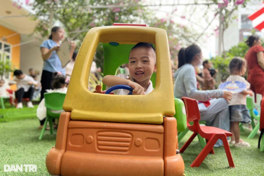 Biểu cảm đáng yêu của các bé mầm non ngày khai trường - 11 Biểu cảm đáng yêu của các bé mầm non ngày khai trường - 11