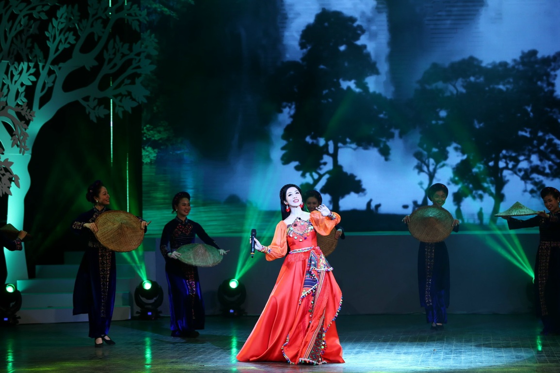 Xúc động chương trình nghệ thuật Bác Hồ một tình yêu bao la - 3 Xúc động chương trình nghệ thuật Bác Hồ một tình yêu bao la - 3