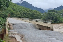 Cầu Quan Sơn và Sơn Thủy ở miền núi Thanh Hóa bị sạt lở do mưa lũ