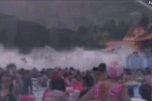 Hồ bơi tạo “sóng thần” khiến hàng chục khách bị thương la liệt