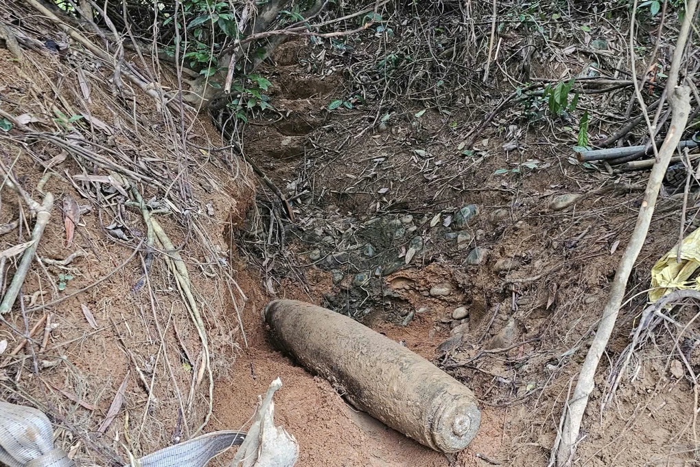 Sơ tán gần 200 người để hủy nổ quả bom phát lộ sau lũ - 1 Sơ tán gần 200 người để hủy nổ quả bom phát lộ sau lũ - 1