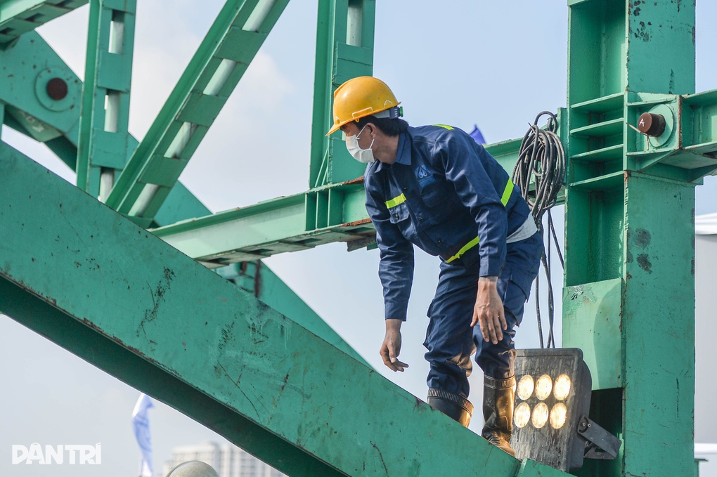 Đổ mẻ bê tông cuối cùng hợp long cầu Vĩnh Tuy 2 - 7 Đổ mẻ bê tông cuối cùng hợp long cầu Vĩnh Tuy 2 - 7
