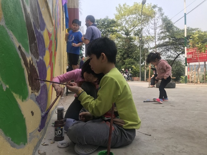 Trẻ em tổ 16 Phúc Tân (quận Hoàn Kiếm, Hà Nội) cùng tham gia cải tạo không gian sống, tạo sân chơi cộng đồng an toàn.