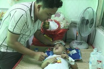 Người cha nghèo mang nhà đi cầm cố cầu xin bạn đọc cứu con trai 3 tuổi