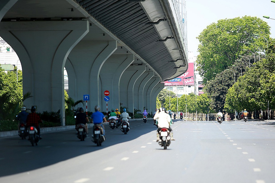 Hà Nội nắng như chảo lửa, lái xe ngụy trang cành lá lên người để giải nhiệt - 13 Hà Nội nắng như chảo lửa, lái xe ngụy trang cành lá lên người để giải nhiệt - 13