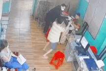 Người đàn ông cầm hung khí, xông vào trụ sở tấn công công an phường