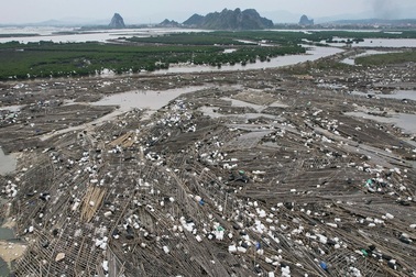 Bãi rác khổng lồ lênh đênh trên mặt biển vịnh Hạ Long