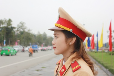 Những “bông hồng vàng” điều khiển giao thông ngày giá rét