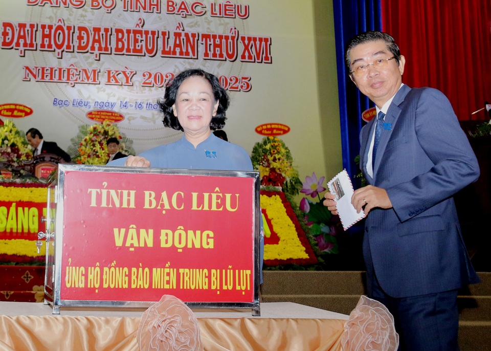 Đại biểu dự đại hội Đảng ủng hộ đồng bào miền Trung bị thiệt hại do mưa lũ - 1 Đại biểu dự đại hội Đảng ủng hộ đồng bào miền Trung bị thiệt hại do mưa lũ - 1