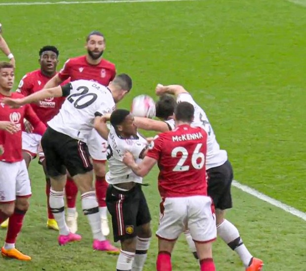 Công nghệ VAR gây tranh cãi khi từ chối thổi phạt đền với Man Utd - 1 Công nghệ VAR gây tranh cãi khi từ chối thổi phạt đền với Man Utd - 1