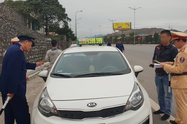 Sẽ truy tìm tổ chức đứng sau tiếp tay cho taxi “dù”