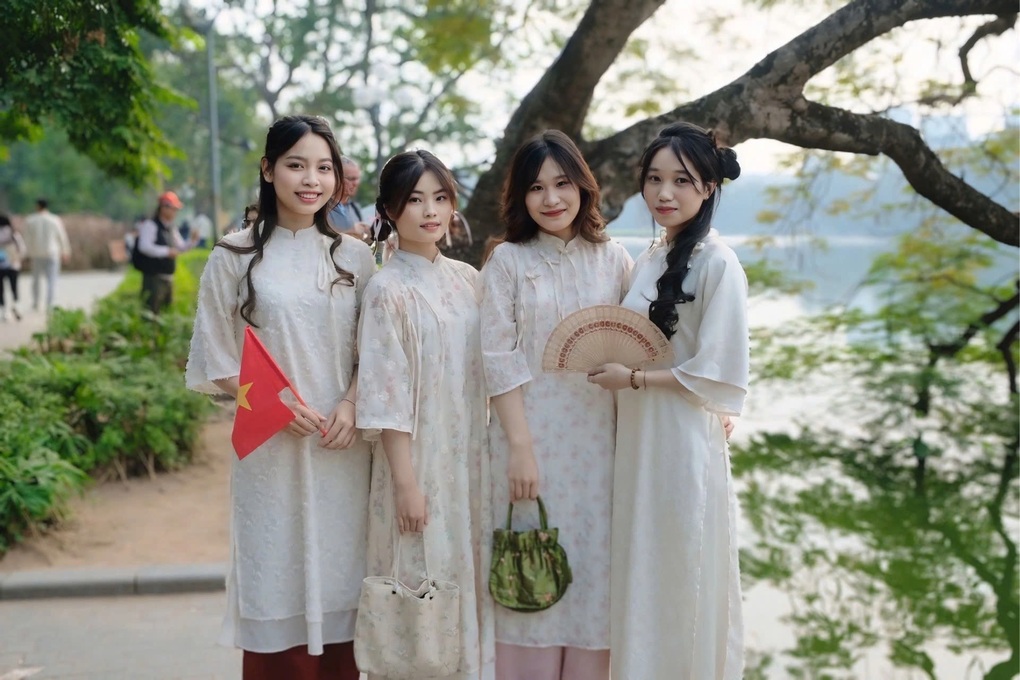 Tour Hà Nội cháy vé, phố cổ kín phòng vì khách săn chỗ xem diễu binh 2/9 - 1 Tour Hà Nội cháy vé, phố cổ kín phòng vì khách săn chỗ xem diễu binh 2/9 - 1