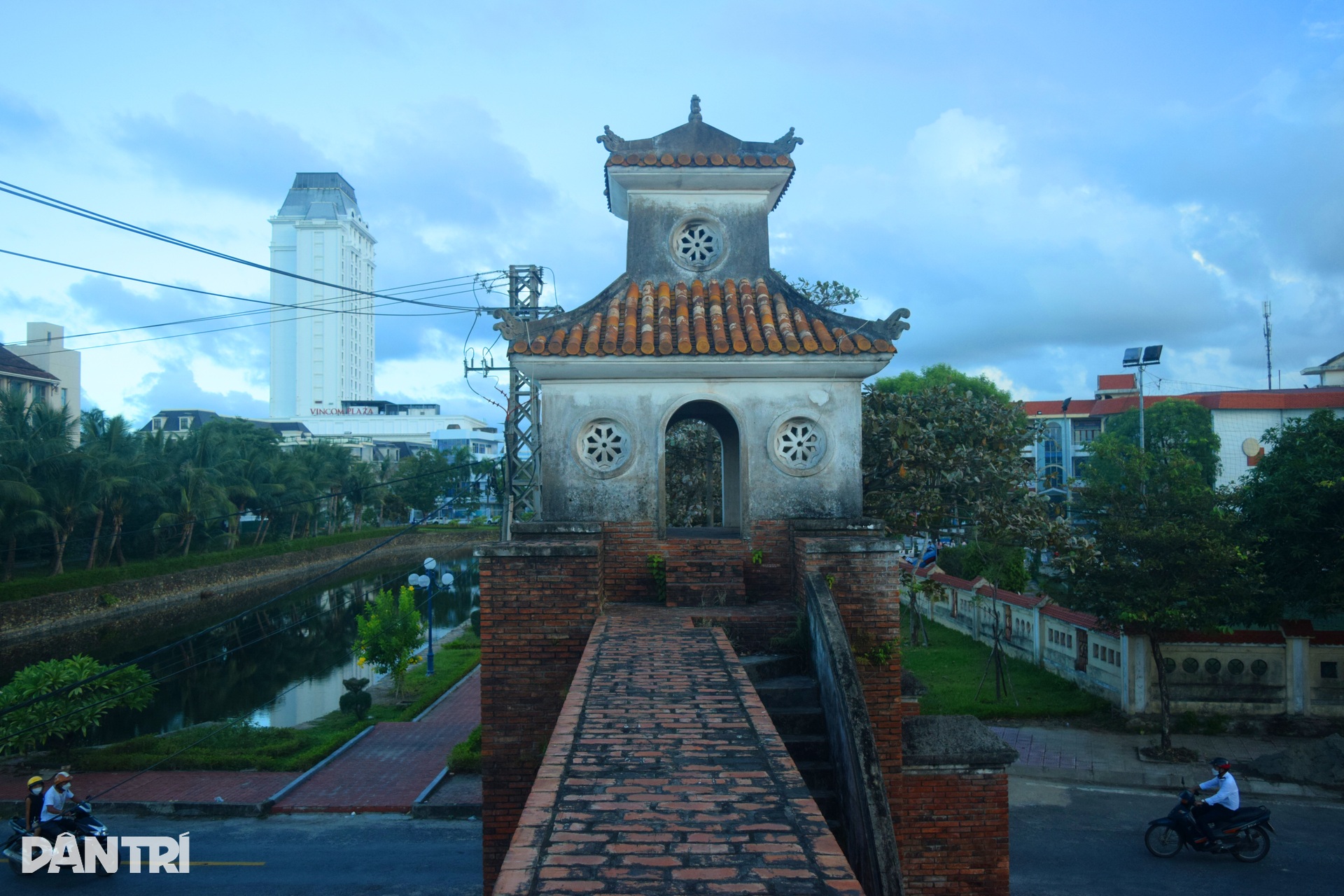 Thành cổ hơn 200 năm tuổi giữa lòng thành phố hoa hồng - 5 Thành cổ hơn 200 năm tuổi giữa lòng thành phố hoa hồng - 5