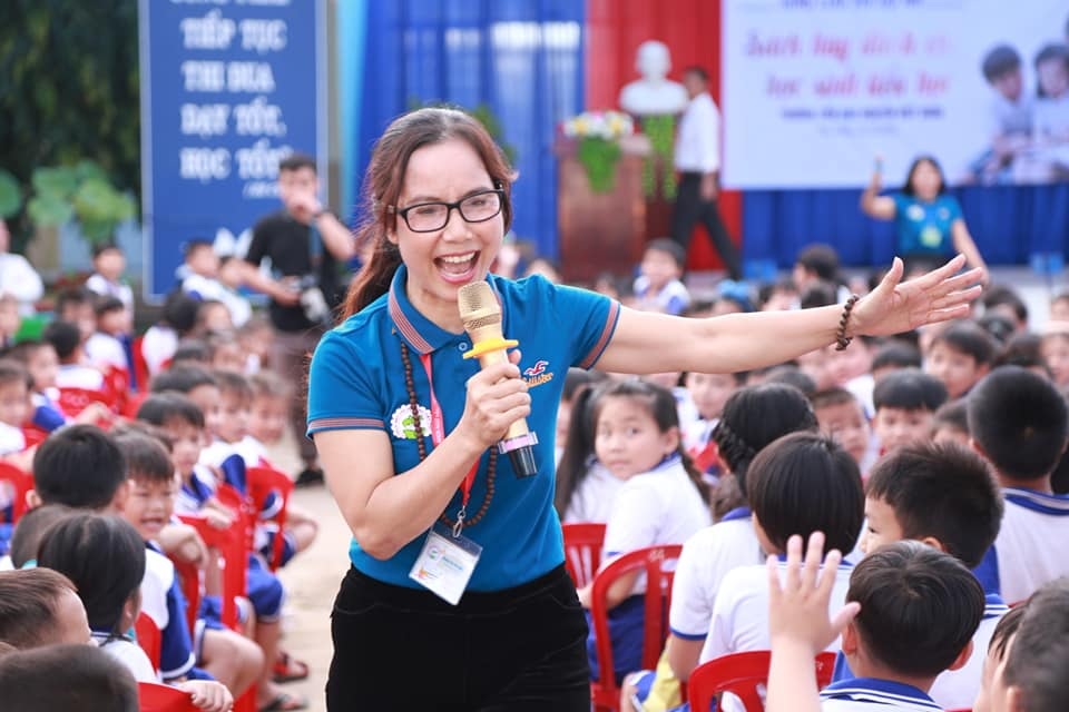 Cô giáo dạy Văn làm thiện nguyện sách từ lời “thách đố” của Bộ trưởng - 2 Cô giáo dạy Văn làm thiện nguyện sách từ lời “thách đố” của Bộ trưởng - 2