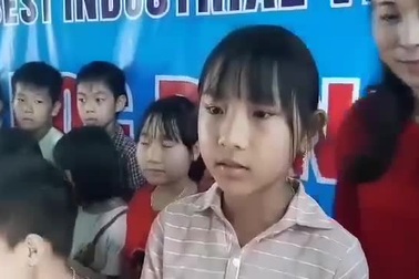 Trao học bổng Grobest đến các em học sinh Nghệ An.