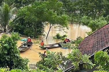 Lũ dâng sát quốc lộ 7, di dời khẩn cấp 70 hộ dân ven sông Lam