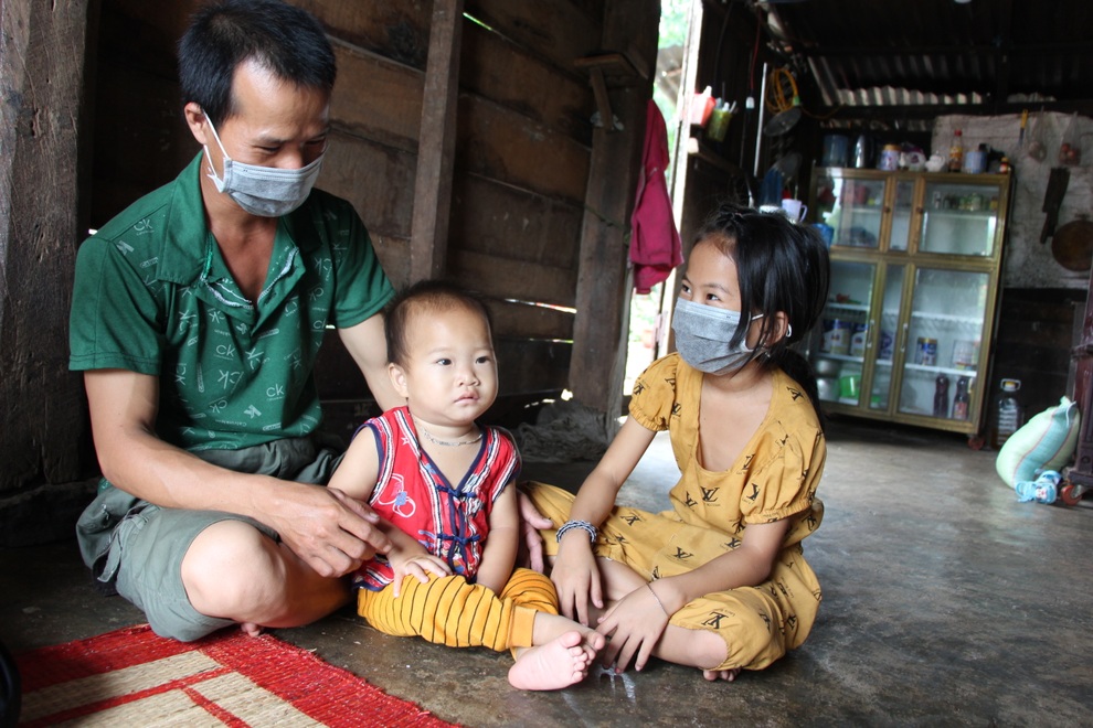 2 bé mồ côi và người cha khốn khổ được bạn đọc giúp đỡ hơn 240 triệu đồng - 4 2 bé mồ côi và người cha khốn khổ được bạn đọc giúp đỡ hơn 240 triệu đồng - 4
