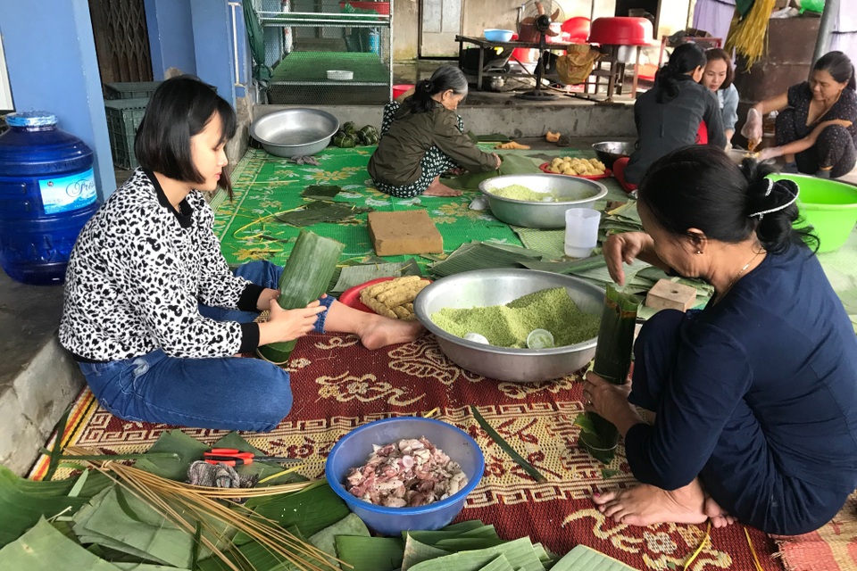 Quảng Trị: Thợ gói chưng, bánh tét bán nguyệt tất bật ngày giáp Tết - 1 Quảng Trị: Thợ gói chưng, bánh tét bán nguyệt tất bật ngày giáp Tết - 1