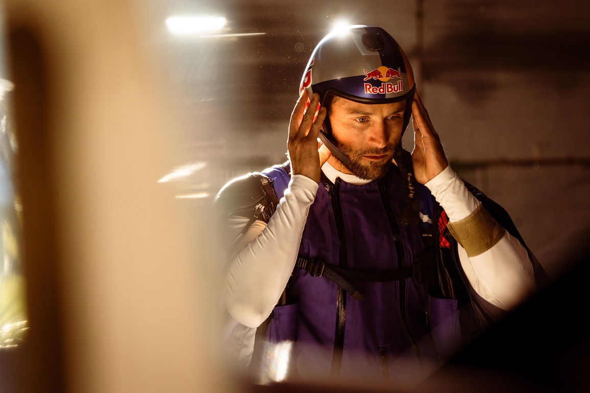 Thót tim cảnh nhảy từ trực thăng vào miệng núi lửa đang hoạt động - 1 Thót tim cảnh nhảy từ trực thăng vào miệng núi lửa đang hoạt động - 1