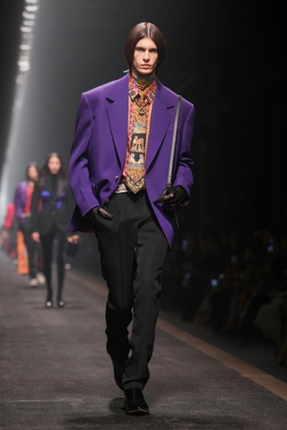 Mỹ nam Hàn Quốc tẩy tóc cá tính, gây náo loạn tại show Versace - 12