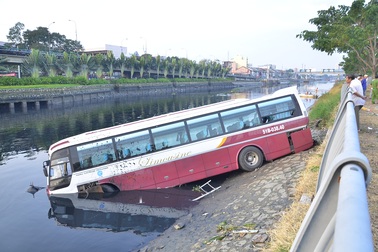 Xe khách lao xuống kênh, tài xế và phụ xe đập cửa bò ra ngoài