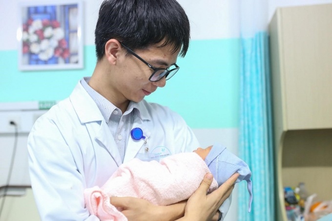 BS. Võ Văn Cường cùng em bé mới sinh tại IVFMD Family.