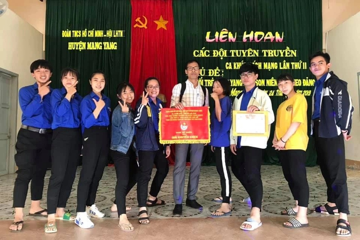 Thầy giáo Jrai ăn cơm độn lấy bằng Thạc sĩ, gieo chữ cho học trò nghèo - 2 Thầy giáo Jrai ăn cơm độn lấy bằng Thạc sĩ, gieo chữ cho học trò nghèo - 2