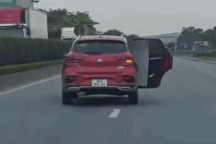 Ô tô con mở bung cửa chạy bon bon trên Quốc lộ 1A
