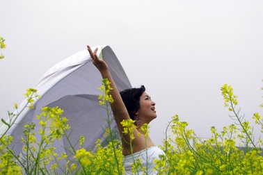 Ca sĩ Hoàng Dung làm duyên bên hoa cải