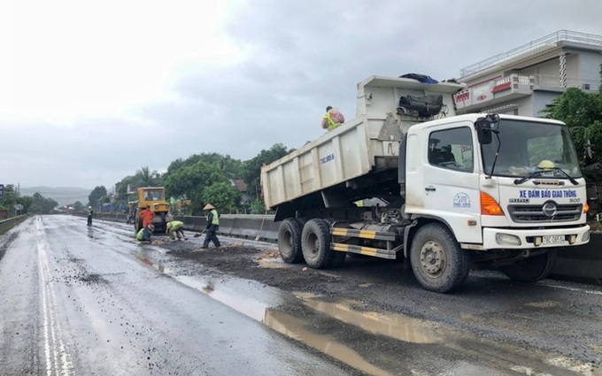 Công ty Cổ phần quản lý và sửa chữa đường bộ Phú Yên khắc phục bảo đảm giao thông trên tuyến quốc lộ 1 đoạn qua huyện Tuy An, Phú Yên.