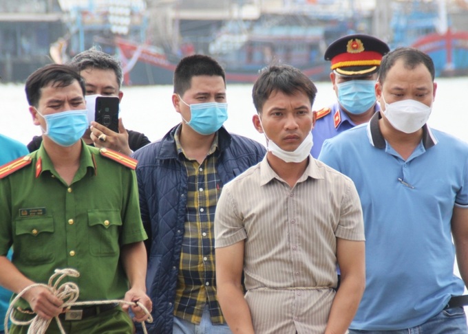 Công an dẫn giải đối tượng Trần Văn Viên thực nghiệm hiện trường.