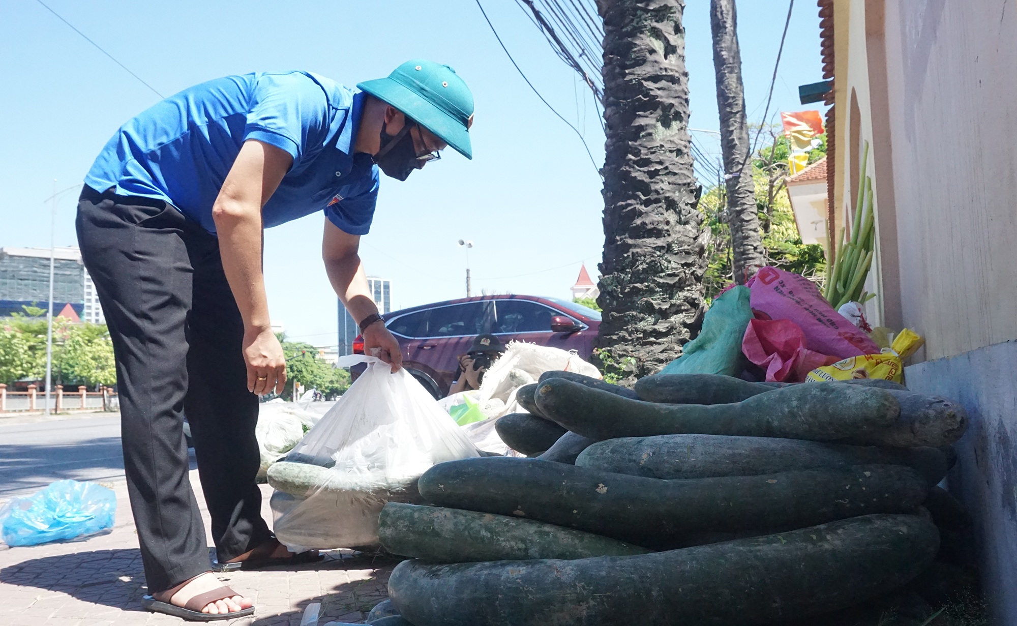 Nghĩa tình gửi tặng vùng phong tỏa chống Covid-19 - 10 Nghĩa tình gửi tặng vùng phong tỏa chống Covid-19 - 10