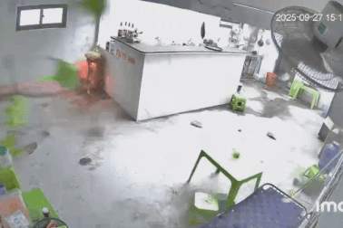 Bão Bualoi chưa đổ bộ, lốc xoáy đã cuốn bay mái nhiều nhà dân