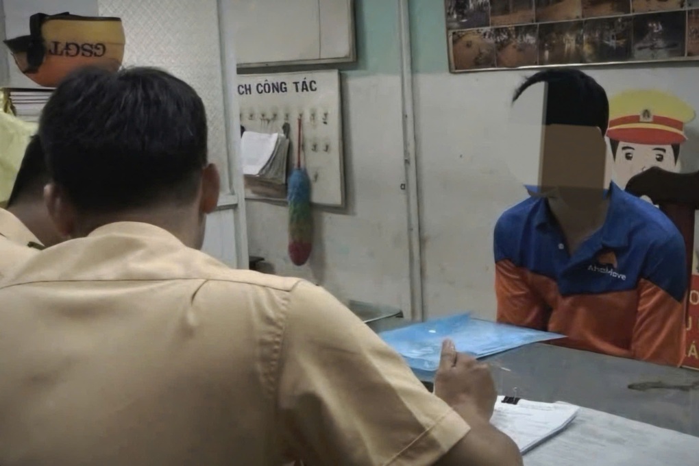 CSGT TPHCM làm việc với người đàn ông chặn xe cứu thương trên đường - 1 CSGT TPHCM làm việc với người đàn ông chặn xe cứu thương trên đường - 1