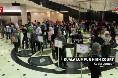 Chánh án tòa tối cao Malaysia tự tay quét dọn nhà vệ sinh