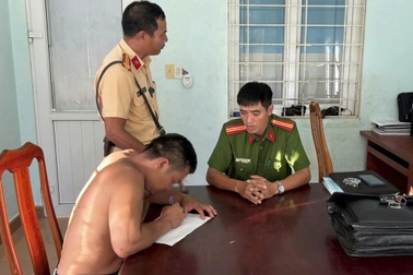 Tài xế say xỉn đánh võng xe khách, dừng xe giữa đường la lối