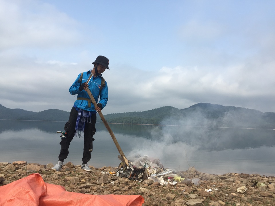 Nhóm bạn trẻ “đội nắng” đi gom rác làm sạch môi trường - 1 Nhóm bạn trẻ “đội nắng” đi gom rác làm sạch môi trường - 1