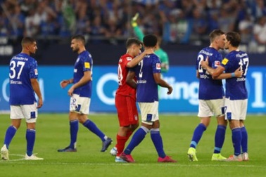 Lewandowski lập hattrick, Bayern Munich "vùi dập" Schalke