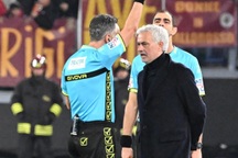 HLV Mourinho nhận thẻ đỏ, đùng đùng bỏ họp báo