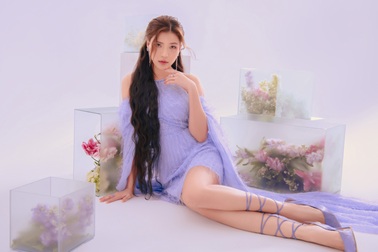 Thúy Diễm xinh đẹp đón tuổi 36