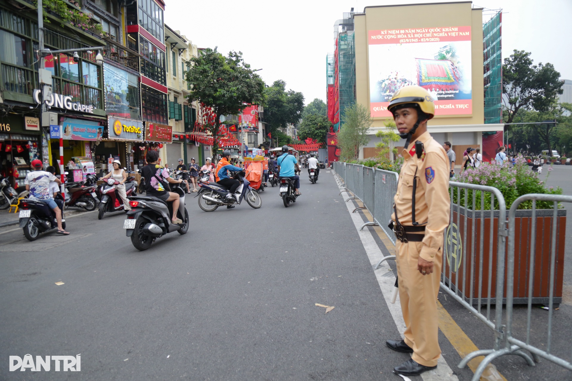 Cảnh sát phát loa, phân luồng tại Quảng trường Đông Kinh - Nghĩa Thục - 4 Cảnh sát phát loa, phân luồng tại Quảng trường Đông Kinh - Nghĩa Thục - 4