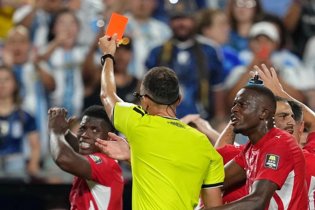 FIFA ra tuyên bố về tấm thẻ đỏ tranh cãi giúp Argentina đi tiếp ở World Cup - 2 FIFA ra tuyên bố về tấm thẻ đỏ tranh cãi giúp Argentina đi tiếp ở World Cup - 2