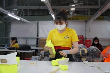 Công nhân tăng ca bao giờ mỗi ngày để có lương 10 triệu đồng?