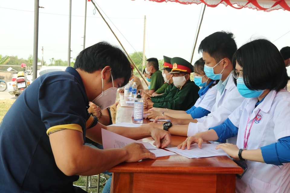 Hàng trăm SV tình nguyện góp sức vào chiến dịch phòng, chống dịch Covid-19 - 7 Hàng trăm SV tình nguyện góp sức vào chiến dịch phòng, chống dịch Covid-19 - 7