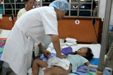 Mẹ ép 4 con cùng uống thuốc sâu tự vẫn