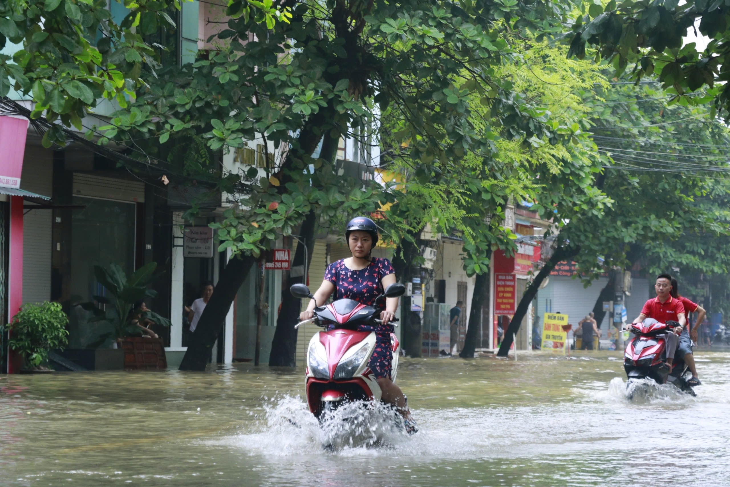Nước dâng cao gần nóc nhà ở thành phố Yên Bái - 6 Nước dâng cao gần nóc nhà ở thành phố Yên Bái - 6