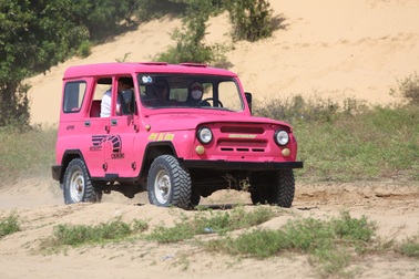 Đề nghị ngưng dùng xe địa hình chở khách tham quan đồi cát Bàu Trắng