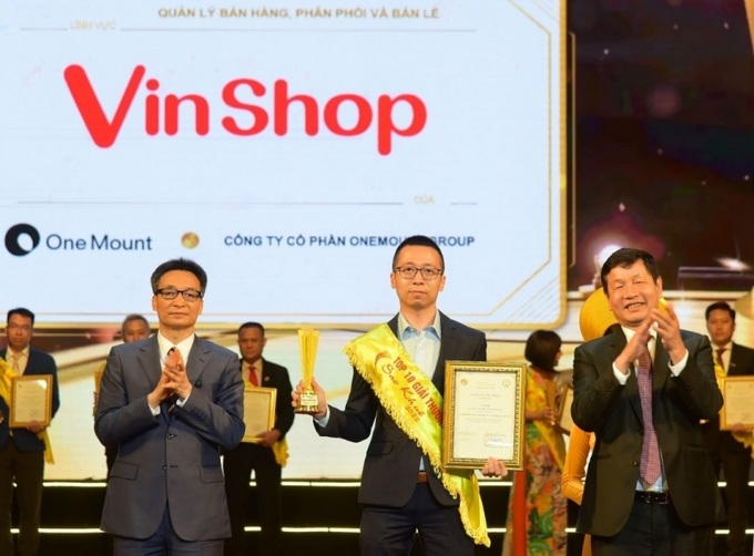 Đại diện VinShop nhận Giải thưởng cao nhất tại Sao Khuê 2022 từ Phó Thủ tướng Vũ Đức Đam và Chủ tịch VINASA Trương Gia Bình.